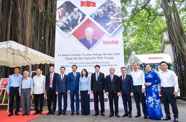 Lãnh đạo Đảng, Nhà nước và tập thể những người làm Báo Nhân Dân chụp ảnh lưu niệm tại Triển lãm. Ảnh: Thành Đạt