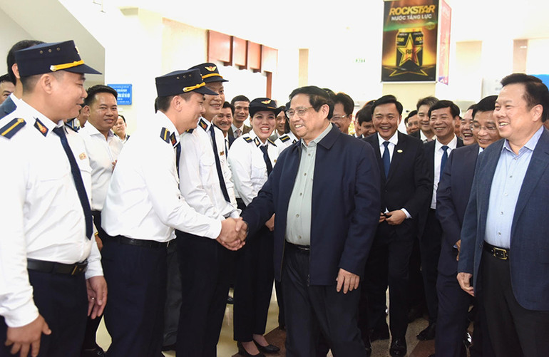 Thủ tướng Phạm Minh Chính với nhân viên Ga Hà Nội.