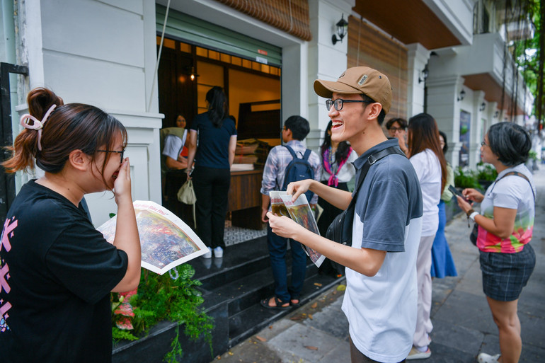 Nhiều bạn trẻ không giấu được vui mừng khi có được may mắn đặc biệt này.