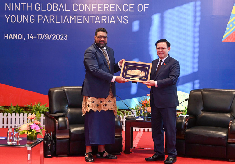 Chủ tịch Quốc hội Vương Đình Huệ trao quà lưu niệm cho Chủ tịch Quốc hội Tonga Lorre Fakafanua.