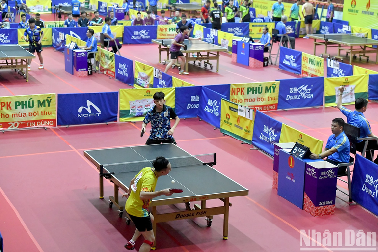 Các tay vợt tranh tài tại Giải vô địch bóng bàn quốc gia Báo Nhân Dân lần thứ 42 tại Nhà thi đấu thể thao tỉnh Khánh Hòa.