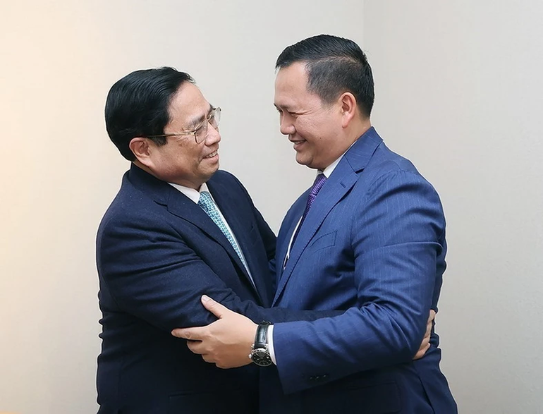 Thủ tướng Phạm Minh Chính gặp Thủ tướng Campuchia Hun Manet. (Ảnh: Dương Giang/TTXVN)