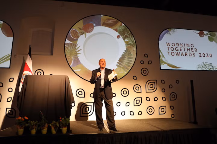 Ông Alfredo Echevarria, đại diện nước chủ nhà Costa Rica, phát biểu tại bữa tối hội nghị. (Ảnh: One Planet)