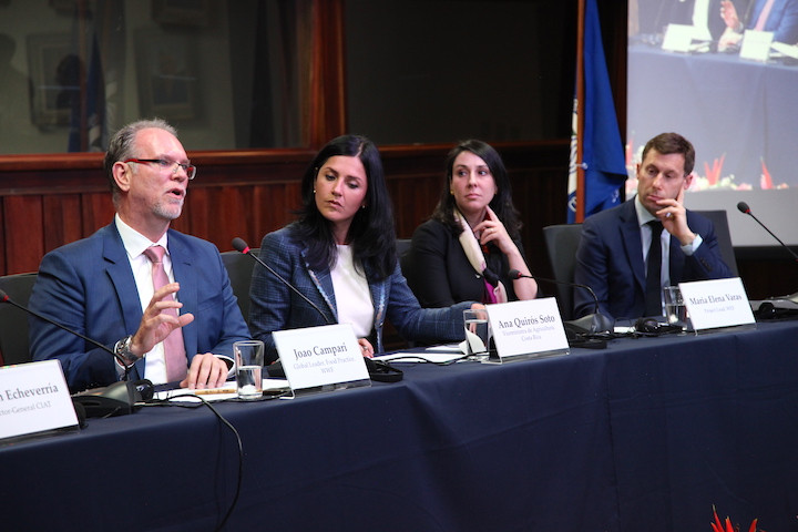 Bà Ana Maria Quiros, Thứ trưởng Nông nghiệp và Chăn nuôi Costa Rica chăm chú lắng nghe ý kiến tại hội nghị. (Ảnh: One Planet)