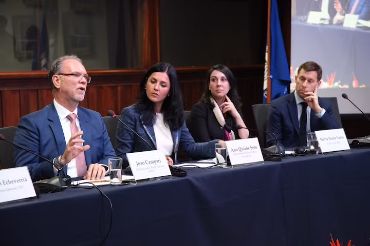 Bà Ana Maria Quiros, Thứ trưởng Nông nghiệp và Chăn nuôi Costa Rica chăm chú lắng nghe ý kiến tại hội nghị. (Ảnh: One Planet)