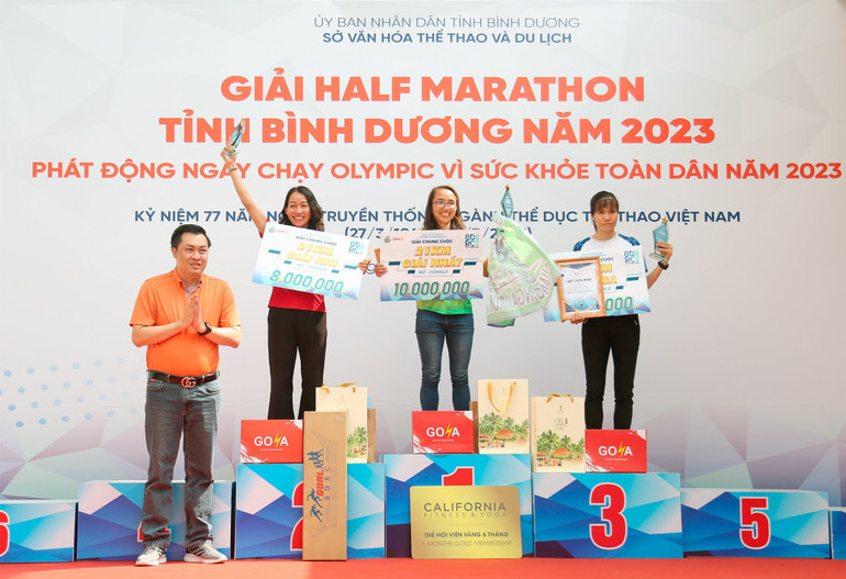 Ông Cao Văn Chóng, Trưởng Ban Tổ chức giải, trao thưởng cho các vận động viên ở nội dung cự ly 21km nữ.