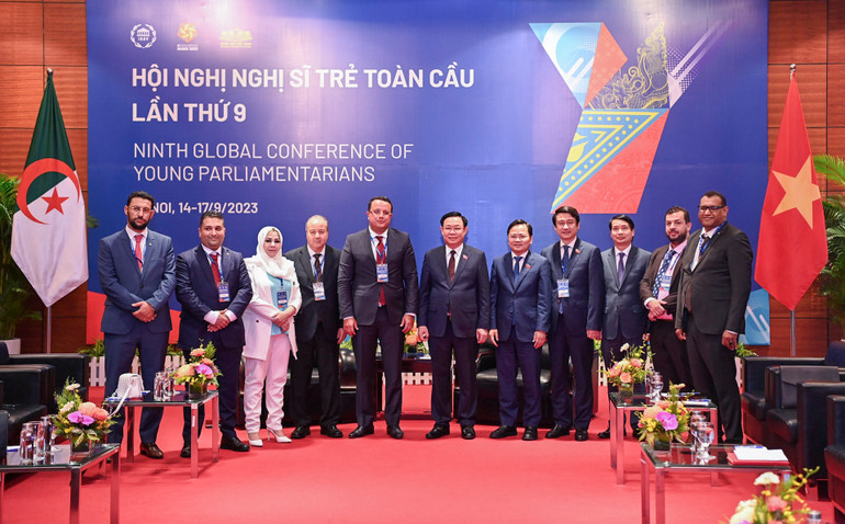 Chủ tịch Quốc hội Vương Đình Huệ và Phó Chủ tịch Quốc hội Algeria Monder Bouden chụp ảnh lưu niệm với các đại biểu tại buổi tiếp.