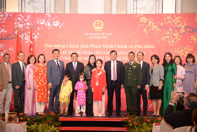 Thủ tướng Phạm Minh Chính và Phu nhân chụp ảnh lưu niệm với cán bộ, nhân dân các cơ quan đại diện Việt Nam tại Singapore.