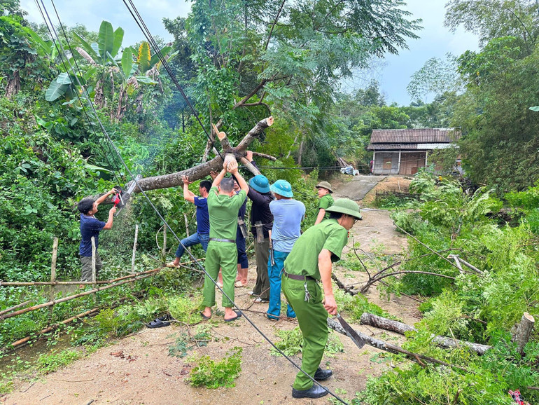 Công an huyện Lục Yên (Yên Bái) tham gia sửa chữa nhà cho dân do bị bão số 3 thổi tốc mái. Công an huyện Lục Yên (Yên Bái) tham gia sửa chữa nhà cho dân do bị bão số 3 thổi tốc mái.