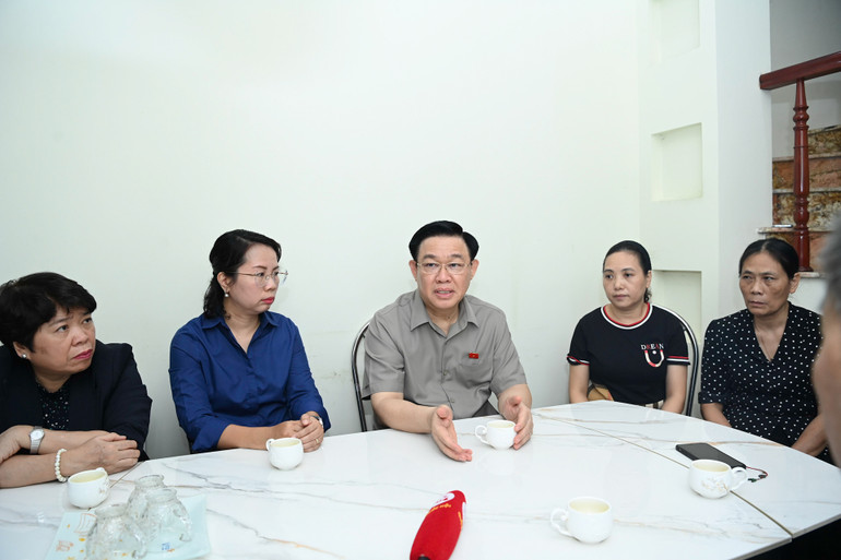 Chủ tịch Quốc hội Vương Đình Huệ gửi lời thăm hỏi, chia sẻ tới các nạn nhân, gia đình nạn nhân trong vụ cháy.