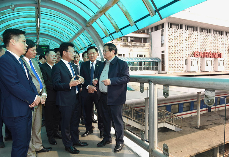 Thủ tướng Phạm Minh Chính kiểm tra cơ sở vật chất của Ga Hà Nội.