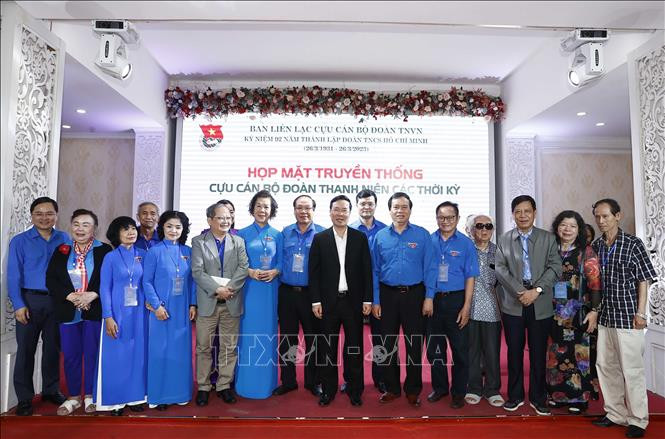 Chủ tịch nước Võ Văn Thưởng với các đại biểu dự buổi họp mặt. Ảnh: Thống Nhất/TTXVN