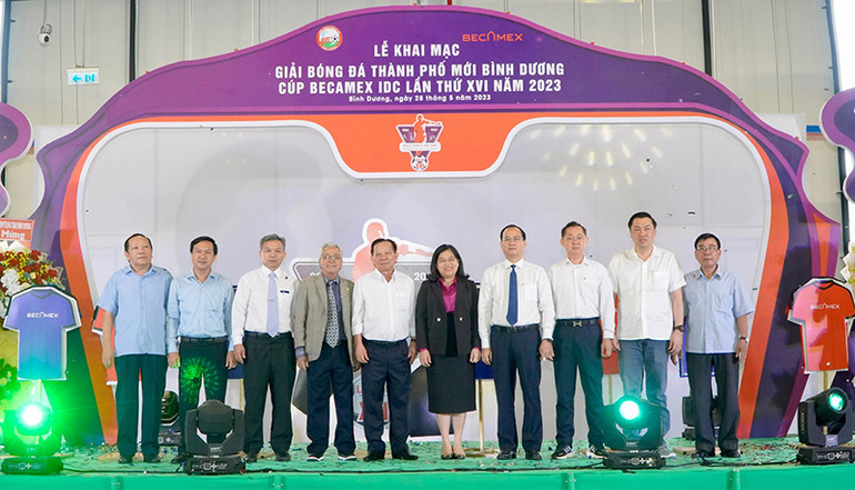 Các đại biểu dự giải chụp hình lưu niệm.