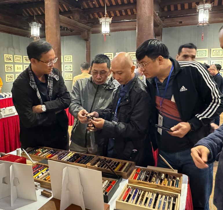 Các nhà sưu tầm và du khách cùng chia sẻ, bàn luận về những chiếc bút quý. Các nhà sưu tầm và du khách cùng chia sẻ, bàn luận về những chiếc bút quý.