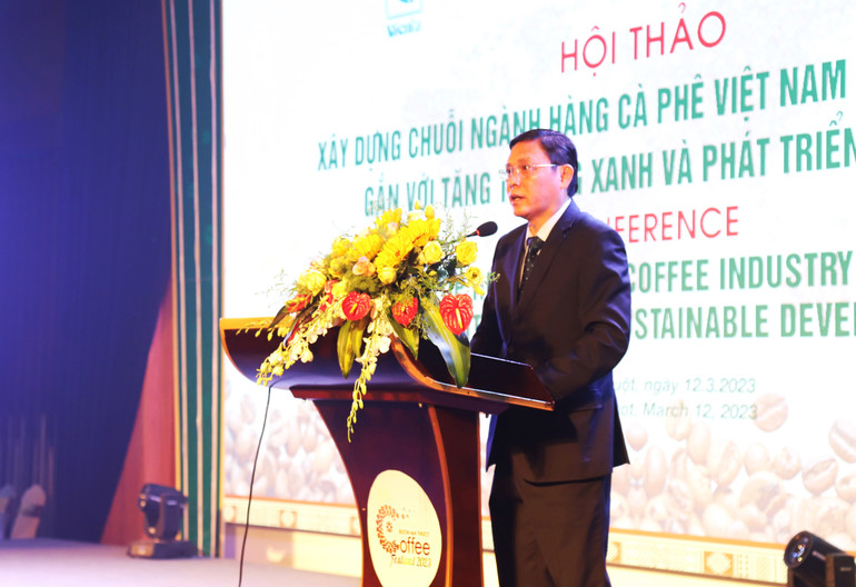 Phát biểu tại hội thảo, Phó Chủ tịch Thường trực Ủy ban nhân dân tỉnh Đắk Lắk Nguyễn Tuấn Hà cho biết, quan điểm của tỉnh là không tăng diện tích cà-phê, mà tập trung tái canh theo kế hoạch và thực hiện phát triển cà-phê theo hướng xanh, bền vững ở cả ba khía cạnh kinh tế, xã hội và môi trường.