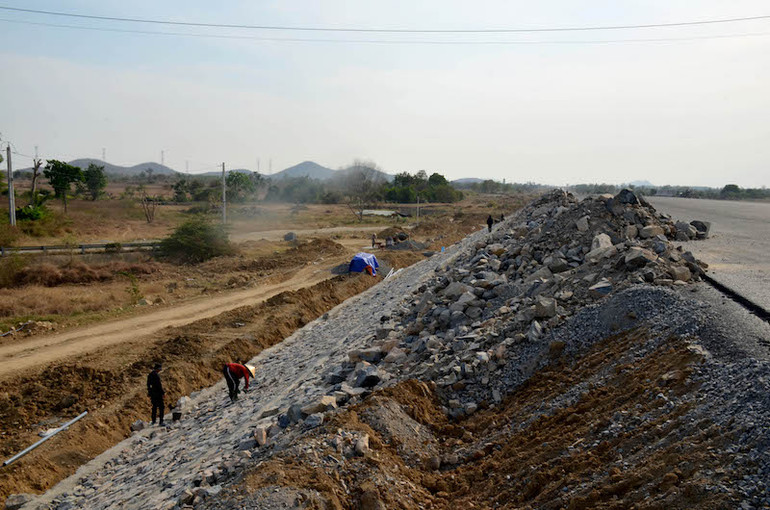 Lát đá hai bên mái ta-luy tại gói thầu XL-04 đoạn qua xã Hồng Liêm, huyện Hàm Thuận Bắc (Bình Thuận). Lát đá hai bên mái ta-luy tại gói thầu XL-04 đoạn qua xã Hồng Liêm, huyện Hàm Thuận Bắc (Bình Thuận).