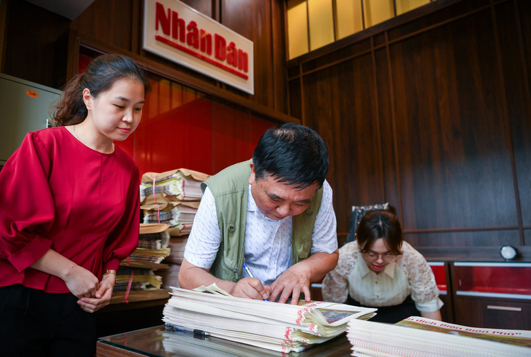 Hoạ sĩ Nguyễn Văn Mặc trực tiếp trao và ký tặng phụ san cho độc giả vào sáng 20/5 tại trụ sở Báo Nhân Dân, 71 Hàng Trống, Hoàn Kiếm, Hà Nội.