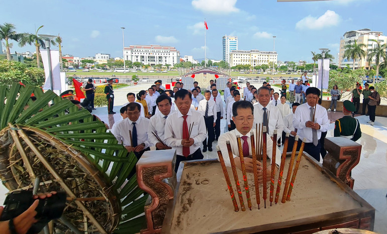 Các lãnh đạo và nguyên lãnh đạo thành phố dâng hương tưởng niệm các Anh hùng liệt sĩ. Các lãnh đạo và nguyên lãnh đạo thành phố dâng hương tưởng niệm các Anh hùng liệt sĩ.