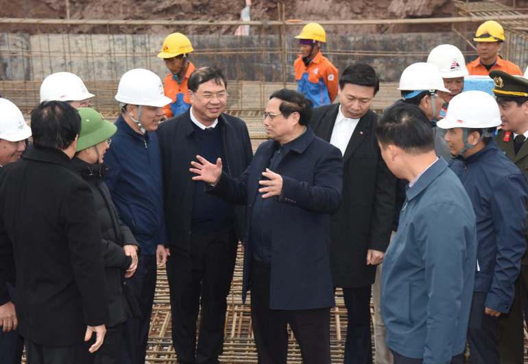 Thủ tướng Phạm Minh Chính chỉ đạo thi công tại vị trí 13 trên địa bàn xã Nghĩa Hồng, huyện Nghĩa Hưng, tỉnh Nam Định.