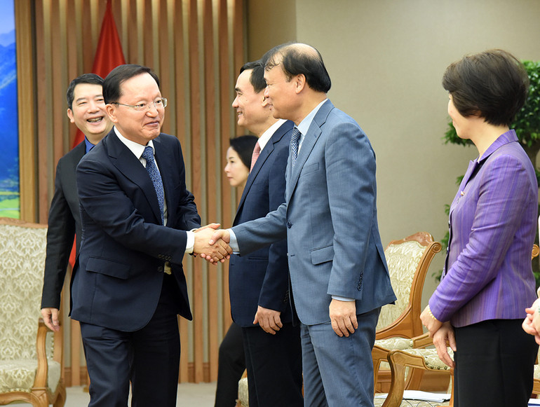 Ông Park Hark Kyu, Tổng Giám đốc phụ trách tài chính Tập đoàn Samsung Electronics chào đại diện lãnh đạo các bộ, ban, ngành của Chính phủ Việt Nam.