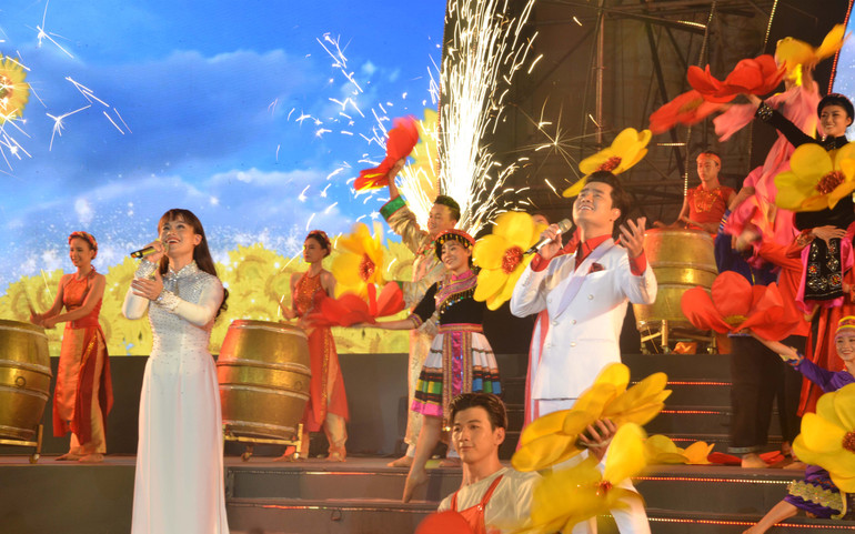 Ca sĩ Đào Mác và Duyên Huyền trình bày ca khúc “Tự hào Đảng quang vinh”.