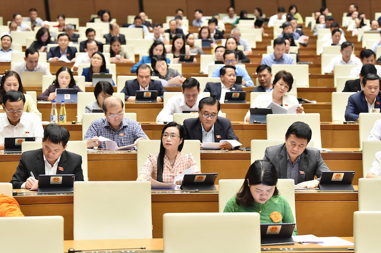 Các đại biểu Quốc hội lắng nghe báo cáo của Ủy ban Thường vụ Quốc hội. (Ảnh: THỦY NGUYÊN) Các đại biểu Quốc hội lắng nghe báo cáo của Ủy ban Thường vụ Quốc hội. (Ảnh: THỦY NGUYÊN)