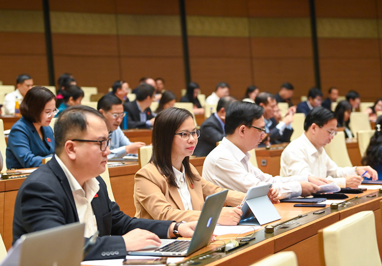 Đại biểu Quốc hội lắng nghe Báo cáo tóm tắt công tác phòng, chống tội phạm và vi phạm pháp luật năm 2023. Ảnh: Duy Linh Đại biểu Quốc hội lắng nghe Báo cáo tóm tắt công tác phòng, chống tội phạm và vi phạm pháp luật năm 2023. Ảnh: Duy Linh