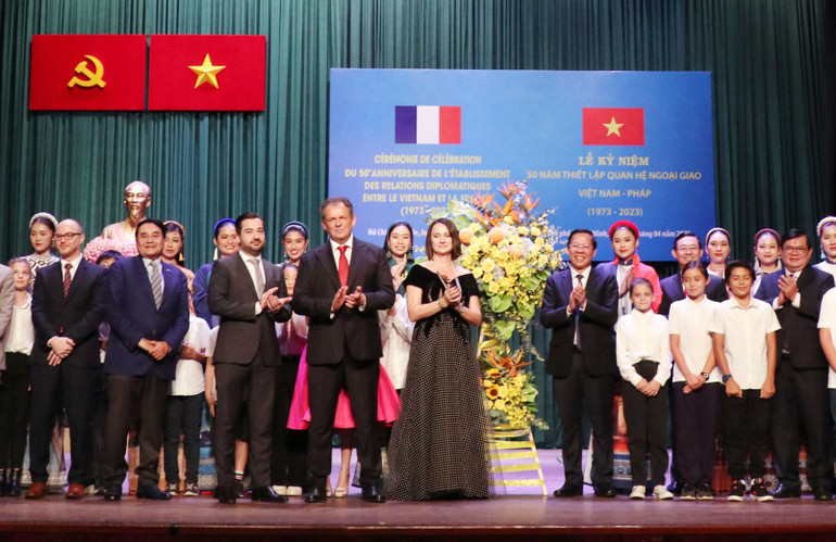 Chủ tịch Ủy ban nhân dân Thành phố Hồ Chí Minh Phan Văn Mãi phát biểu tại buổi lễ. Chủ tịch Ủy ban nhân dân Thành phố Hồ Chí Minh Phan Văn Mãi phát biểu tại buổi lễ.