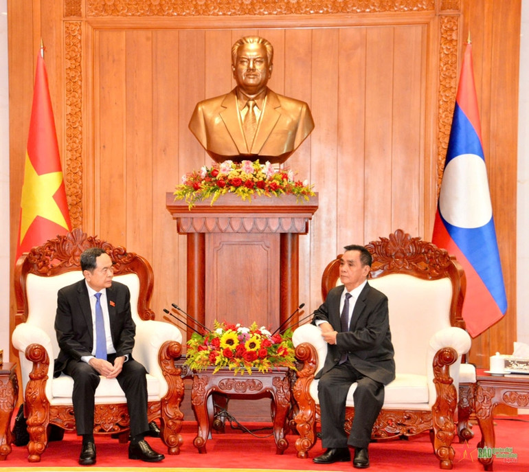 Chủ tịch Quốc hội Trần Thanh Mẫn gặp nguyên Thủ tướng Chính phủ, nguyên Chủ tịch Quốc hội Lào Thongsing Thammavong. (Ảnh: QĐND)