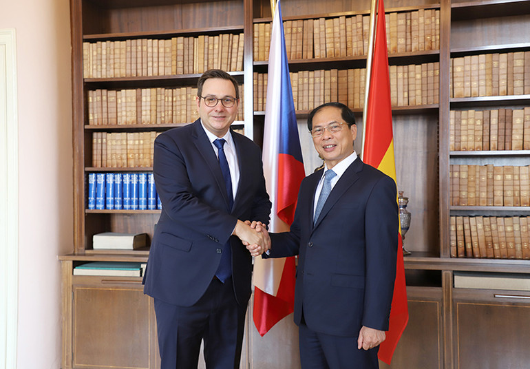 Bộ trưởng Ngoại giao Bùi Thanh Sơn và Bộ trưởng Ngoại giao CH Séc Jan Lipavsky tại cuộc gặp hẹp. Bộ trưởng Ngoại giao Bùi Thanh Sơn và Bộ trưởng Ngoại giao CH Séc Jan Lipavsky tại cuộc gặp hẹp.
