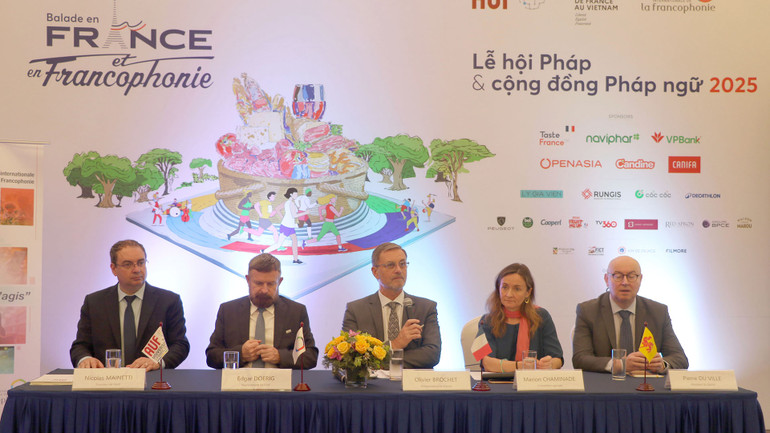 Đây là lần đầu tiên lễ hội có sự góp mặt của Tổ chức Quốc tế Pháp ngữ OIF, Cơ quan Đại học Pháp ngữ AUF, Nhóm các Đại sứ quán, Phái đoàn và Tổ chức Pháp ngữ tại Hà Nội GADIF. (Ảnh: Diệp Thảo)