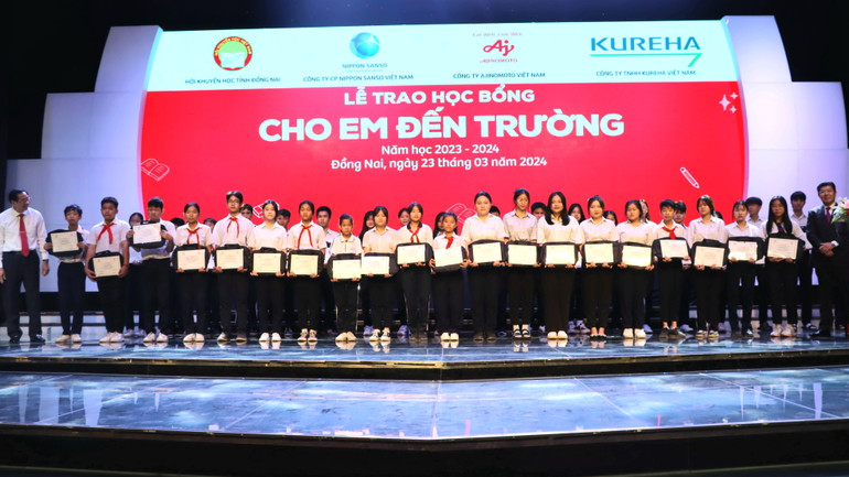 Các em học sinh nhận học bổng từ nhà tài trợ.