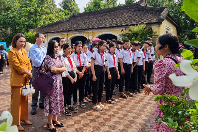 Người dân và du khách tham quan Nhà lưu niệm cụ Huỳnh Thúc Kháng.