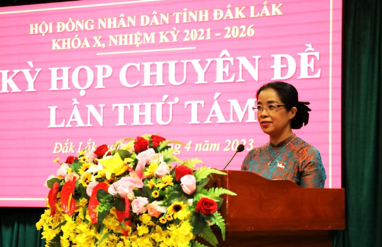 Chủ tịch Hội đồng nhân dân tỉnh Đắk Lắk Huỳnh Thị Chiến Hòa phát biểu bế mạc kỳ họp chuyên đề Hội đồng nhân dân tỉnh Đắk Lắk lần thứ tám. Chủ tịch Hội đồng nhân dân tỉnh Đắk Lắk Huỳnh Thị Chiến Hòa phát biểu bế mạc kỳ họp chuyên đề Hội đồng nhân dân tỉnh Đắk Lắk lần thứ tám.