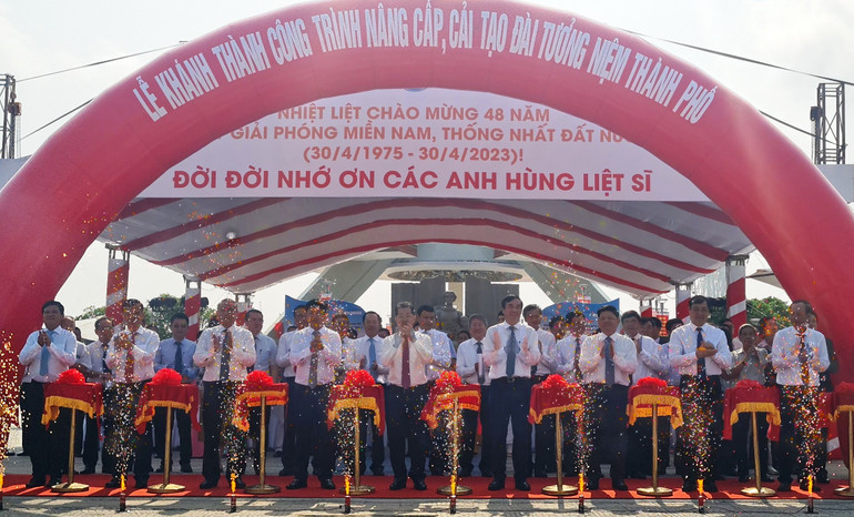 Cắt băng khánh thành công trình công trình Nâng cấp, tôn tạo Đài Tưởng niệm thành phố và cải tạo, mở rộng Quảng trường 29 tháng 3 (Giai đoạn 1) Cắt băng khánh thành công trình công trình Nâng cấp, tôn tạo Đài Tưởng niệm thành phố và cải tạo, mở rộng Quảng trường 29 tháng 3 (Giai đoạn 1)