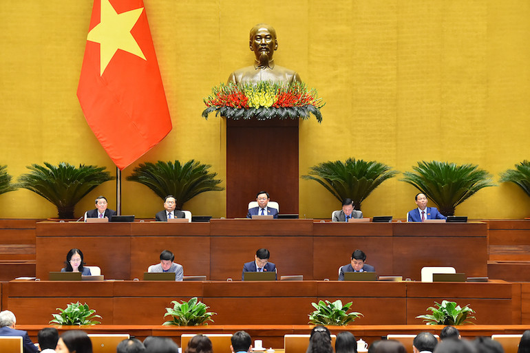 Lãnh đạo Quốc hội lắng nghe ý kiến tranh luận của các đại biểu. (Ảnh: Thủy Nguyên)