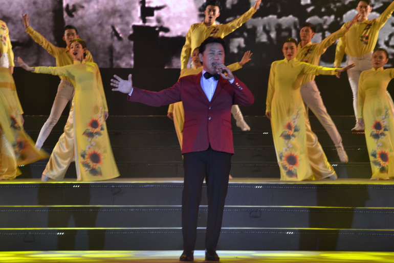 NSND Tạ Minh Tâm trình bày ca khúc “Ba Đình nắng”.