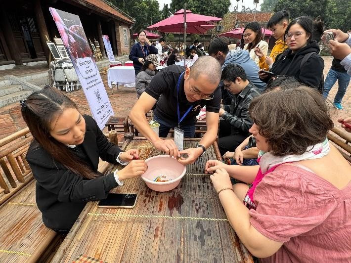 Khu vực trải nghiệm nghệ thuật sơn mài trên bút máy. Khu vực trải nghiệm nghệ thuật sơn mài trên bút máy.