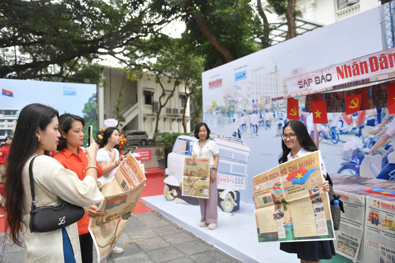 Bạn đọc check in với phụ san tại Triển lãm tương tác của Báo Nhân Dân. Bạn đọc check in với phụ san tại Triển lãm tương tác của Báo Nhân Dân.
