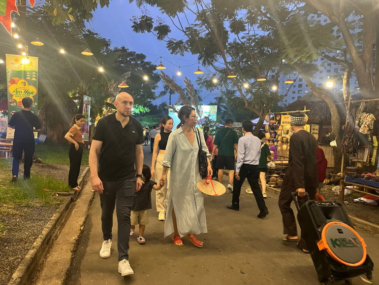 Đông đảo du khách đến với lễ hội trong ngày khai mạc.