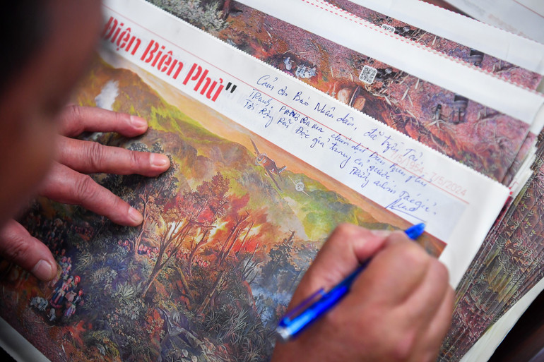 Hoạ sỹ Nguyễn Văn Mạc đặc biệt ký tặng bản phụ san dành cho Báo Nhân Dân.