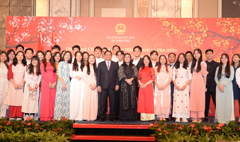 Thủ tướng Phạm Minh Chính và Phu nhân chụp ảnh lưu niệm với các sinh viên Việt Nam đang học tập, nghiên cứu tại Singapore.