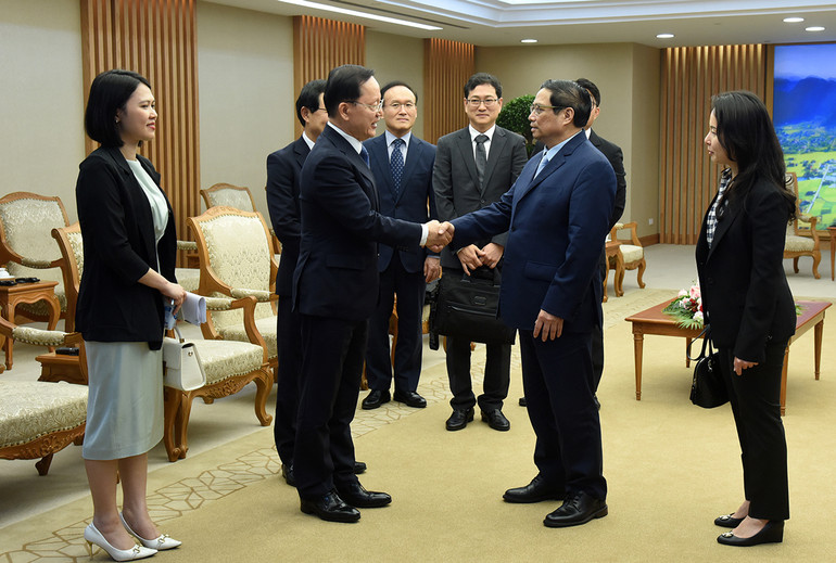 Thủ tướng Phạm Minh Chính tiễn ông Park Hark Kyu, Tổng Giám đốc phụ trách tài chính Tập đoàn Samsung Electronics và các thành viên trong đoàn.