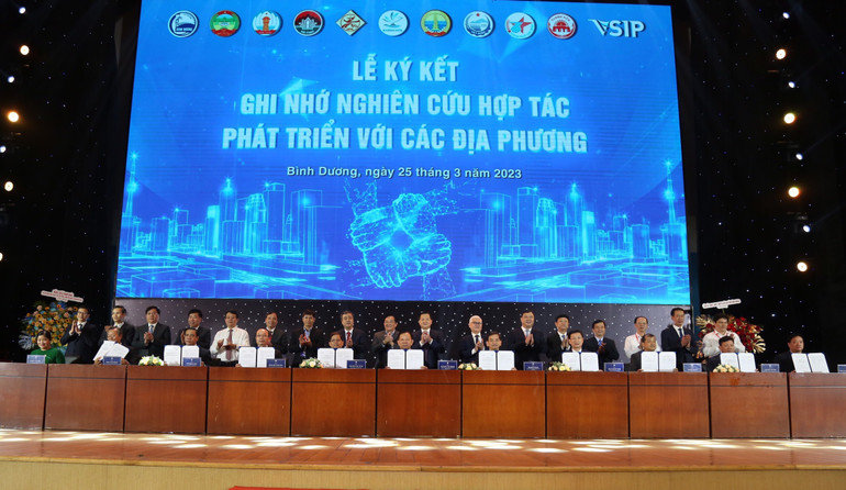 Ký kết ghi nhớ Nghiên cứu-Hợp tác-Phát triển công nghiệp giữa Công ty Liên doanh Khu công nghiệp Việt Nam-Singapore với các địa phương.