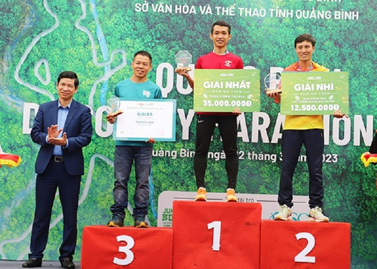 Phó Chủ tịch tỉnh Quảng Bình Hồ An Phong trao giải cho các cá nhân có thành tích cao ở cự ly 42km.