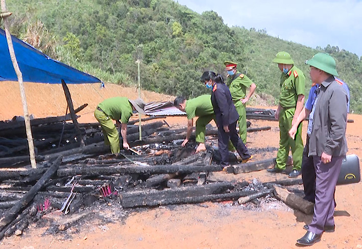 Các cơ quan chức năng tiếp cận hiện trường điều tra, làm rõ nguyên nhân vụ hỏa hoạn gây chết người.