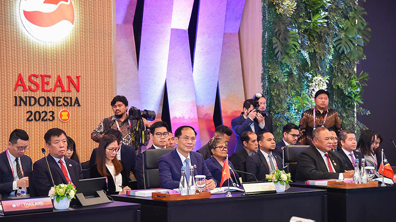 Bộ trưởng Ngoại giao Bùi Thanh Sơn dẫn đầu Đoàn Việt Nam dự Hội nghị Ủy ban Hiệp ước Khu vực Đông Nam Á không có vũ khí hạt nhân (SEANWFZ) và phiên đối thoại với Ủy ban liên Chính phủ ASEAN về Nhân quyền (AICHR). (Ảnh: Bộ Ngoại giao)