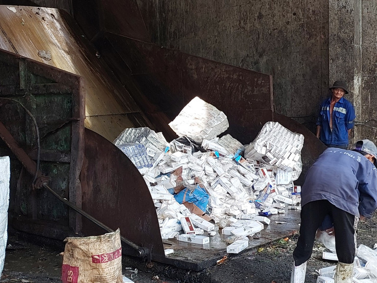 Lô thuốc nhập lậu được đưa đi tiêu hủy. (Ảnh Cục Quản lý thị trường TP Hồ Chí Minh).