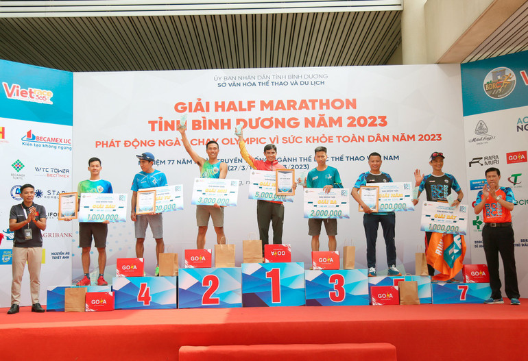 Ban Tổ chức trao giải thưởng cho các nhóm tuổi tham dự nội dung giải Half Marathon tỉnh Bình Dương năm 2023.