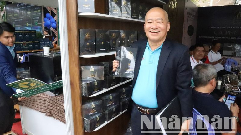 Ông Lê Hồng Vịnh, chủ cơ sở nuôi chồn hương ở huyện Buôn Đôn, tỉnh Đắk Lắk giới thiệu các sản phẩm cà-phê chồn VIELITE.